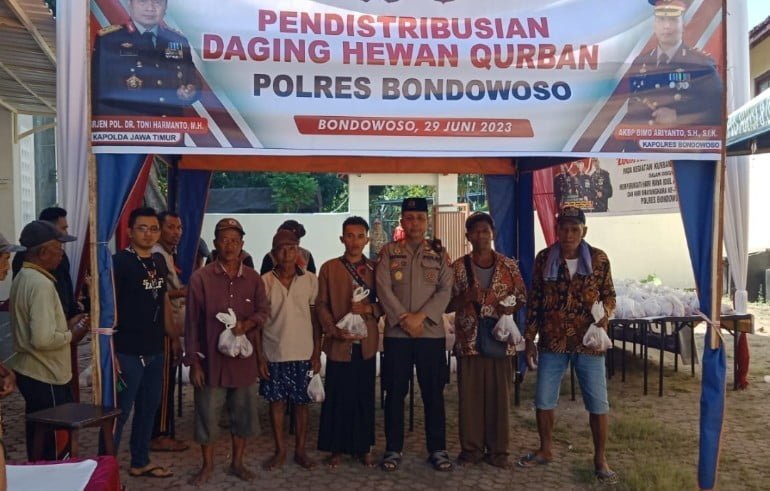 Polres Bondowoso Bagikan 1500 Kupon Pengambilan Daging Qurban Kepada Warga Bondowoso dan Duafak serta Orang Yang Membutuhkan