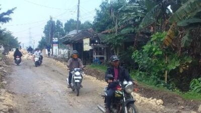 Terkesan Lambat, Warga Pengguna Jalan Keluhkan Perbaikan Ruas Jalan Raya Sukabungah – Bojongmangu