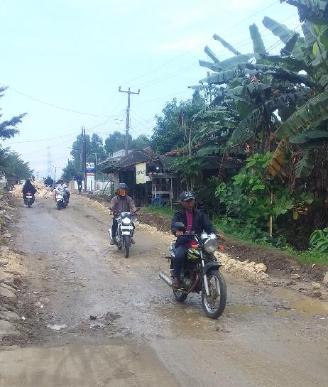 Terkesan Lambat, Warga Pengguna Jalan Keluhkan Perbaikan Ruas Jalan Raya Sukabungah - Bojongmangu