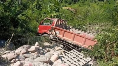 Truc Engkel Colt Diesel Doubel(CDD) Muatan Material Terperosok di Tanjakan Melinda Jalan Raya Bojongmangu