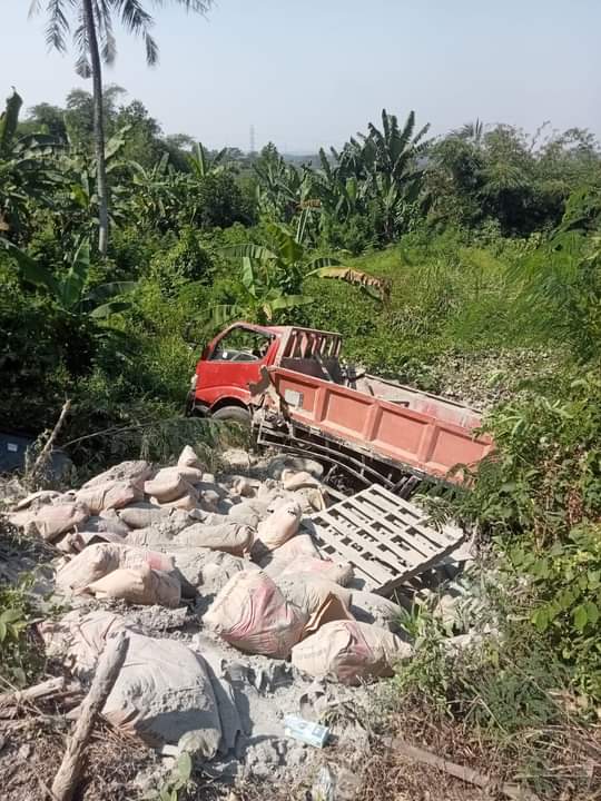 Truc Engkel Colt Diesel Doubel(CDD) Muatan Material Terperosok di Tanjakan Melinda Jalan Raya Bojongmangu