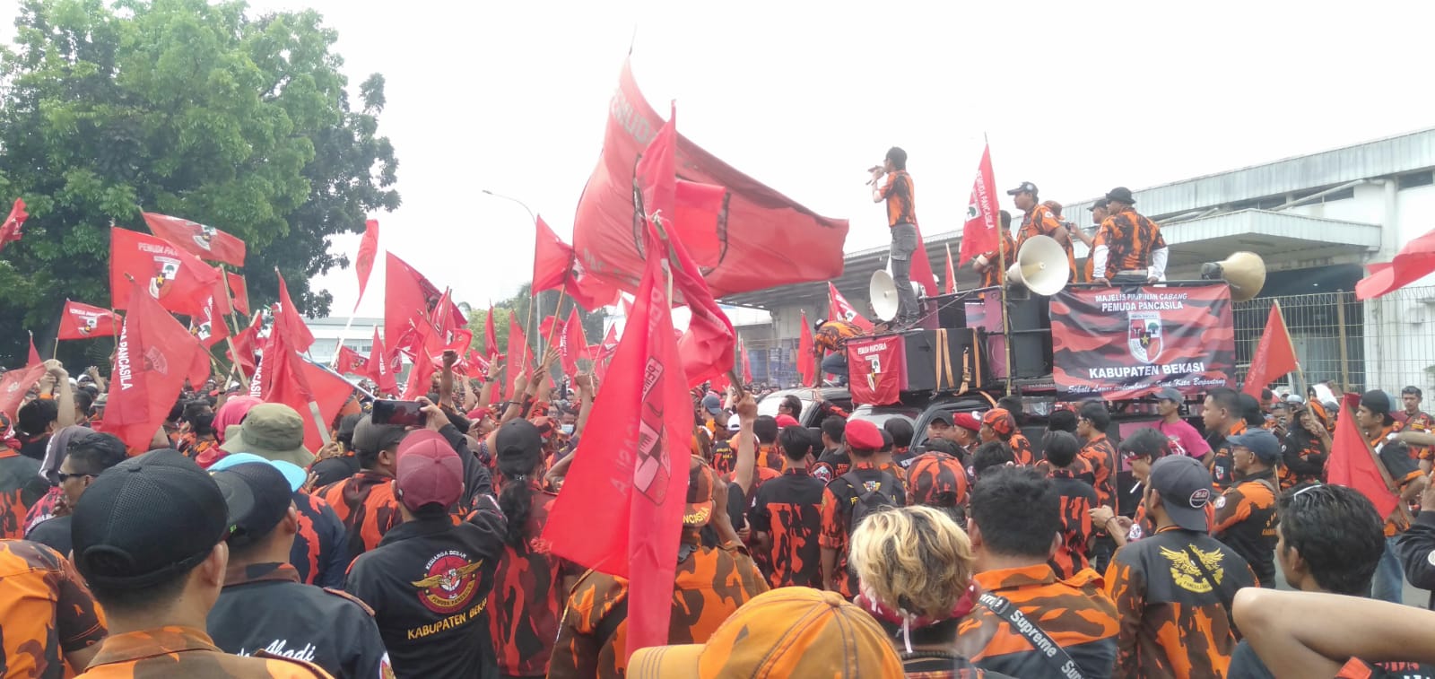 Ribuan Massa Pemuda Pancasila Kabupaten Bekasi Gelar Aksi Damai di Depan PT TBINA