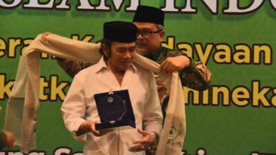 Pengakuan Rhoma Irama Dilempar Sandal dan Lumpur Syiarkan Dakwah Lewat Musik