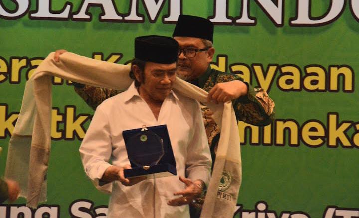 Pengakuan Rhoma Irama Dilempar Sandal dan Lumpur Syiarkan Dakwah Lewat Musik