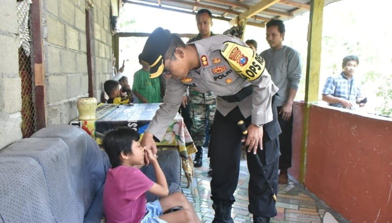 Sikap Peduli, Polres Situbondo Salurkan Bantuan Untuk Warga Penderita Lumpuh