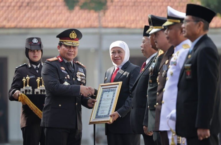 Hari Bhayangkara ke-77 Kapolda Jatim Beri Penghargaan Tan Hana Dharma Mangrwa Kepada Forkopimda Jawa Timur