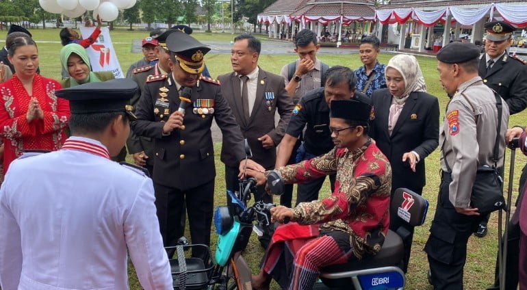 Hari Bhayangkara ke – 77 Polres Lumajang Beri Bantuan Motor Listrik Roda 3 Untuk Marbot Penyandang Disabilitas