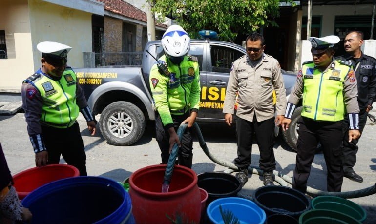 Polres Gresik Beri Bantuan Puluhan Ribu Liter Air Bersih Untuk Warga Setrohadi