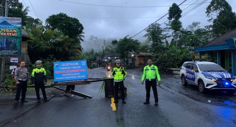 Polres Malang Terapkan Pengalihan Arus Lalu Lintas Hindari Longsor Jalur Pronojiwo - Lumajang