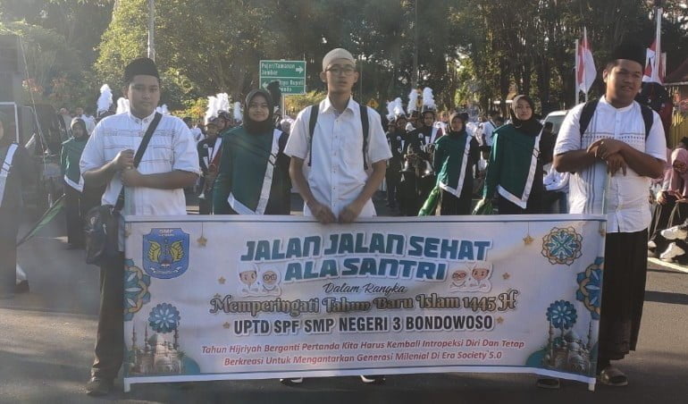 Drumband Halilintar SMP Negeri 3 Bondowos Ikut Meriahkan Acara Jalan Santai Ala Santri Bersama Bupati