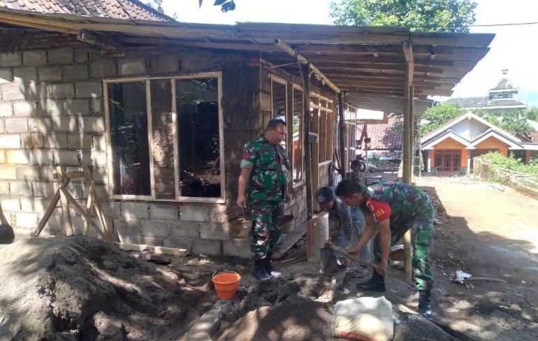 Babinsa Dihati Rakyat, Kopka Jhon Palopo Bersama Warga Bantu Bedah Rumah