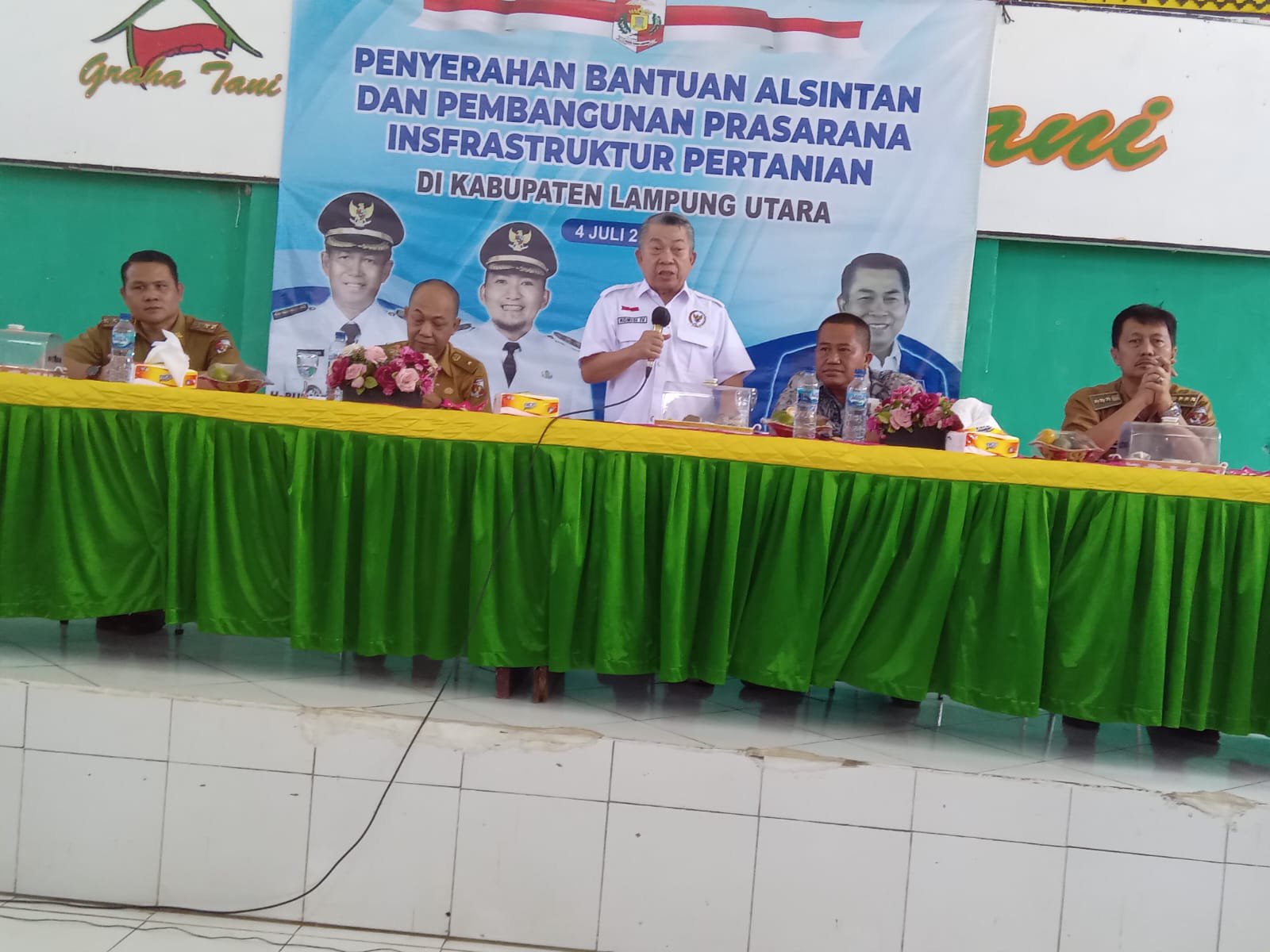 Asisten II Bidang Perekonomian Dan Pembangunan Drs Ahmad Alamsyah M.M Dan Ir Alimin Abdulah Dari Komisi IV DPR RI Fraksi PAN Menyerah Alat Mesin Pertanian kepada Kelompok Tani