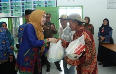 Wakil Ketua TP-PKK LU,Serahkan Bantuan Sembako Kepada Korban Tertimpa Musibah Angin Puting Beliung.