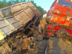 Telah terjadi Kecelakaan Maut,truk Fuso Pengangkut Tebu Ringsek tertabrak KAI Kuala stabas (KA,Penumpang)