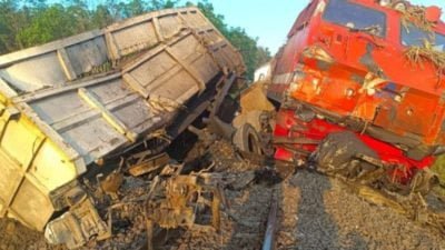 Telah terjadi Kecelakaan Maut,truk Fuso Pengangkut Tebu Ringsek tertabrak KAI Kuala stabas (KA,Penumpang)