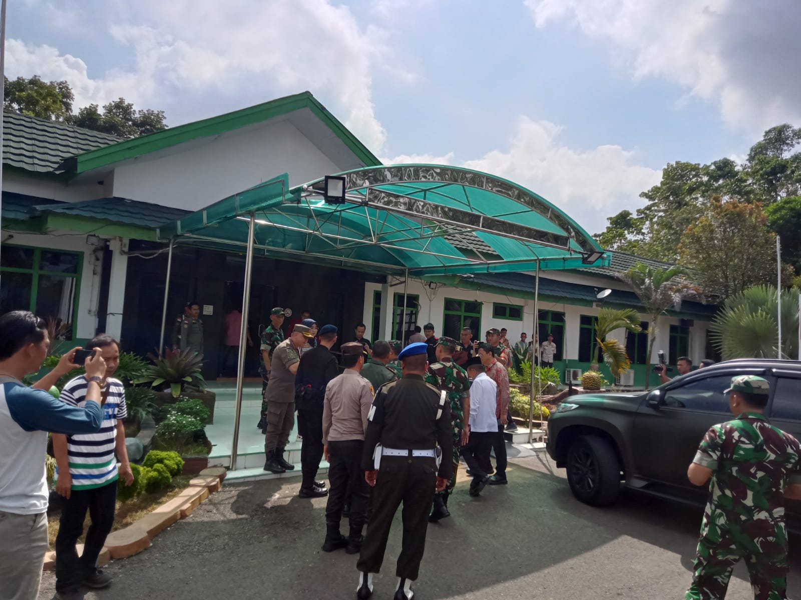 kapolsek Talang ubi kompol A Darmawan SH Mendampingi kunjungan kerja Danrem 044/ Gapo ke kabupaten Penukal Abab Lematang Ilir (PALI).