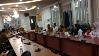 Bupati PALI Dr Ir, H Heri Amalalindo  MM Memberikan Bantuan isentif Khusus Pada Tenaga Pendidikan Baik Honor Maupun ASN Yang Mengajar di SMP Satap Talang Betung