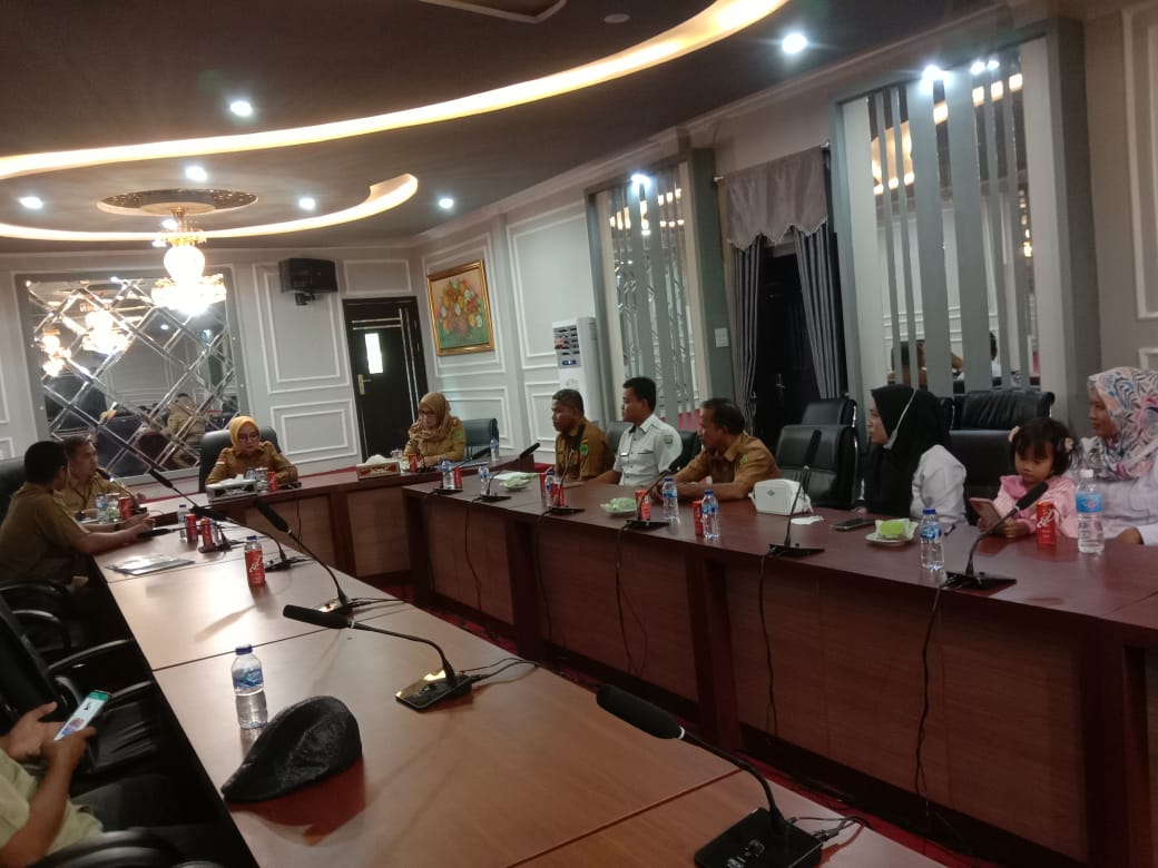 Bupati PALI Dr Ir, H Heri Amalalindo MM Memberikan Bantuan isentif Khusus Pada Tenaga Pendidikan Baik Honor Maupun ASN Yang Mengajar di SMP Satap Talang Betung