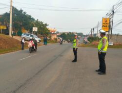 Satuan Lalu Lintas Polres  PALI  Melakukan Stong Point Dan Pengaturan Lalulintas Dititk Rawan Kecelakaan