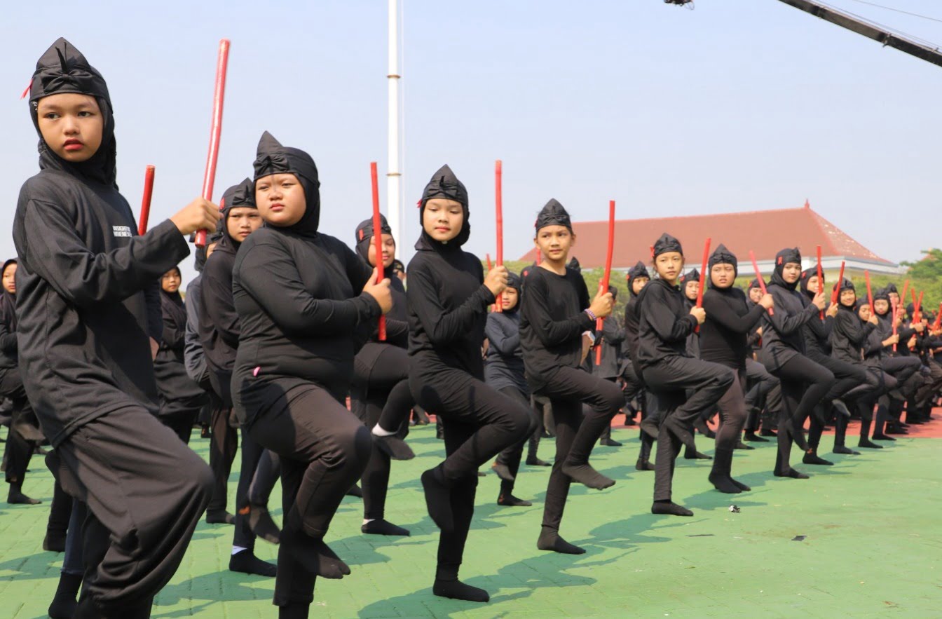 Ribuan Penari Silat Ujungan Meriahkan Hari Jadi Kabupaten Bekasi ke-73