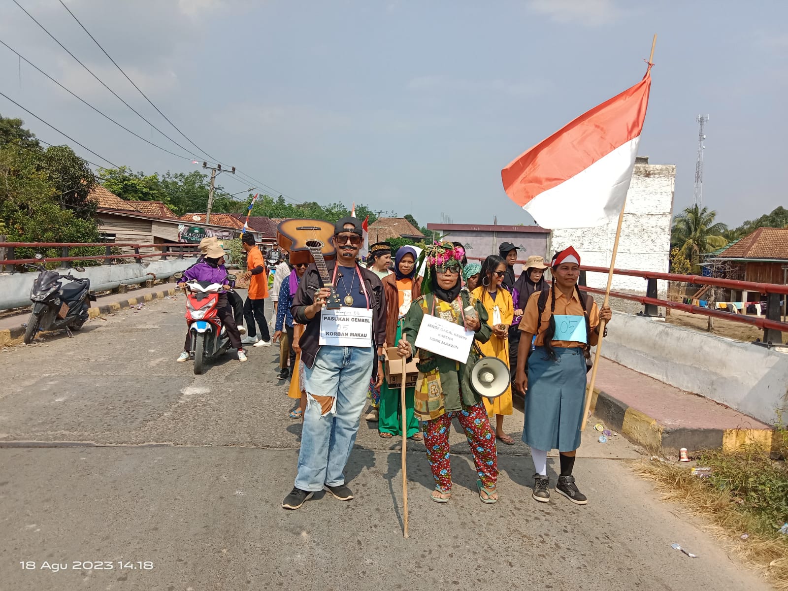 Berbagai Kreasi Yang Dilakukan Peserta Karnaval Desa Lubuk Tampui Untuk Memeriahkan HUT RI Ke-78