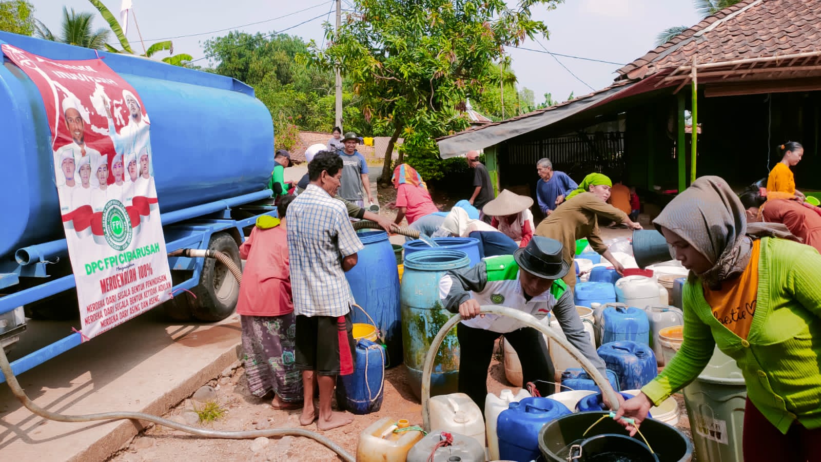 Kepedulian Sosial FPI Cibarusah Kirim Bantuan Air Bersih di Wilayah Selatan Bekasi