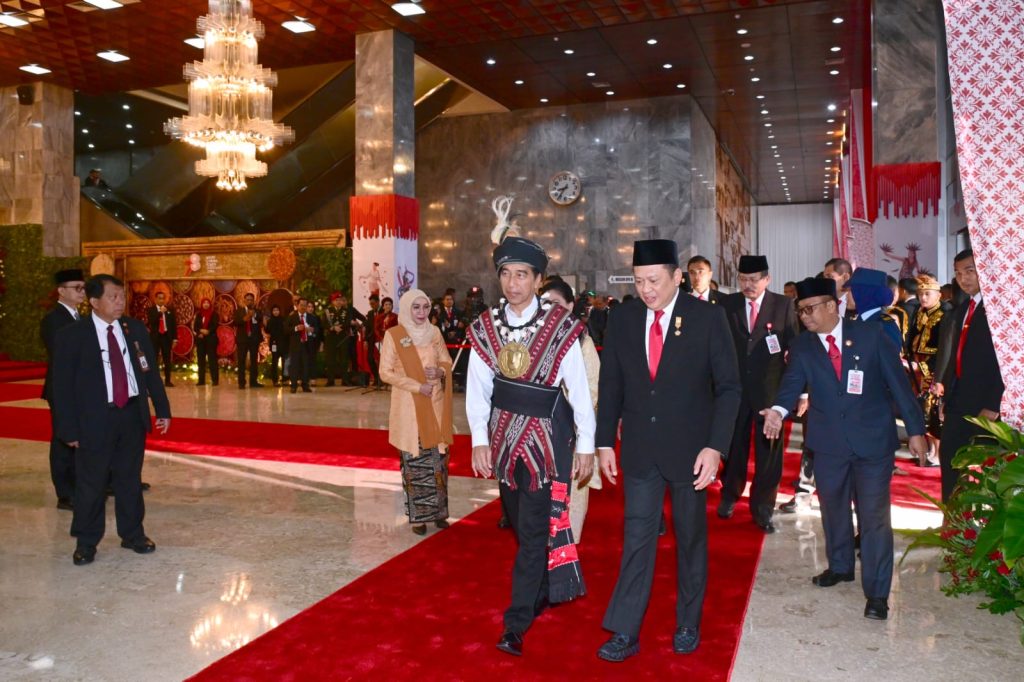Berbusana Adat Tanimbar, Presiden Jokowi Sampaikan Pidato di Gedung Nusantara