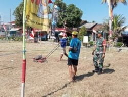 Babinsa Koramil Tapen Bantu Warga Pasang Bendera dan Umbul-umbul