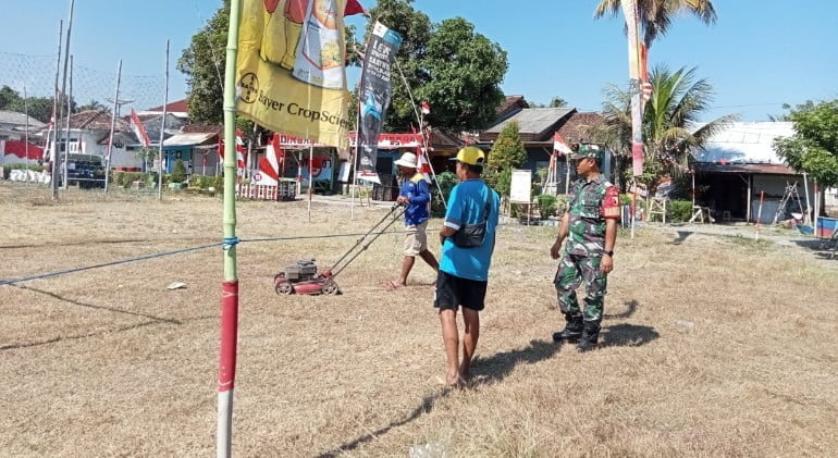 Babinsa Koramil Tapen Bantu Warga Pasang Bendera dan Umbul-umbul