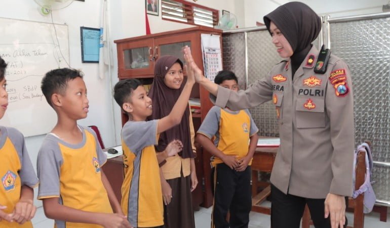 Polisi Peduli Pendidikan, Polwan Polres Ponorogo Beri Motivasi Pelajar SLB-B Pertiwi