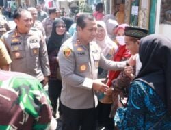 Dari Pintu ke Pintu Kapolda Jatim Kunjungi Warga Melalui Jum’at Curhat dan Jum’at Berkah