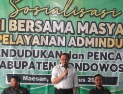 Ratusan Warga Maesan Urus KTP dan KK di Rumah Tohari