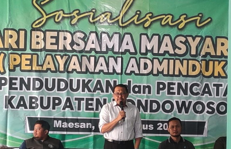 Ratusan Warga Maesan Urus KTP dan KK di Rumah Tohari