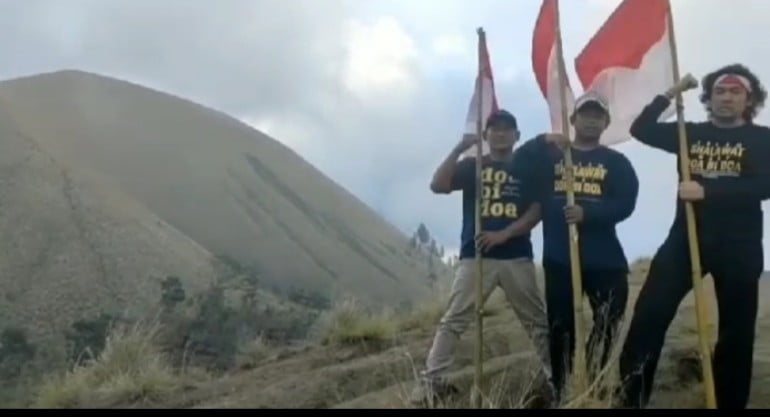 Tim NKI Kibarkan Bendera Merah Putih di Puncak Kawah Wurung