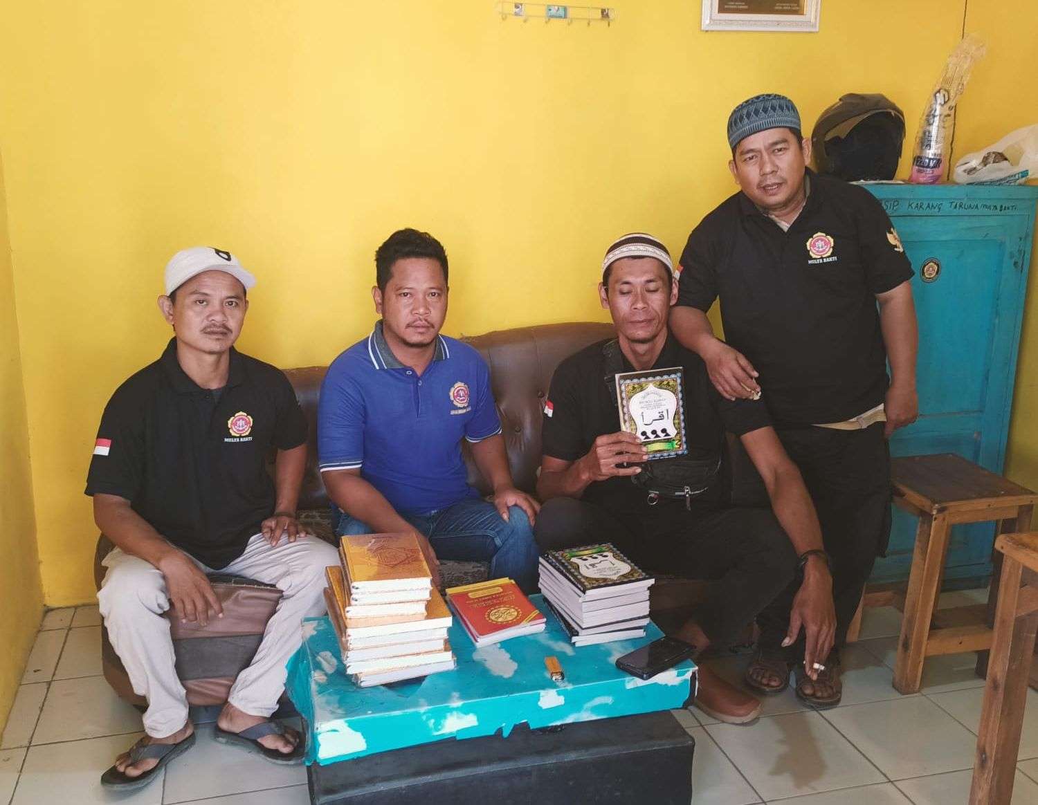 Karang Taruna Desa Wibawamulya Serahkan Wakaf Al Qur'an untuk Pengajian Anak-Anak