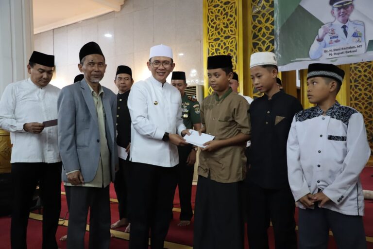 Santuni 500 Yatim Piatu, Pj Bupati Bekasi Berharap Berkah Kabupaten Bekasi Sejahtera dan Selamat dari Bencana