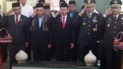 Jelang Peringatan HUT RI ke-78, Pj Bupati Bekasi dan Forkopimda Zikir Bersama dan Tabur Bunga di Makam KH. Noer Alie