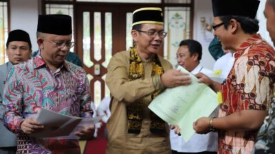 Dani Ramdan Serahkan 200 Sertipikat Wakaf kepada Nazhir se-Kabupaten Bekasi