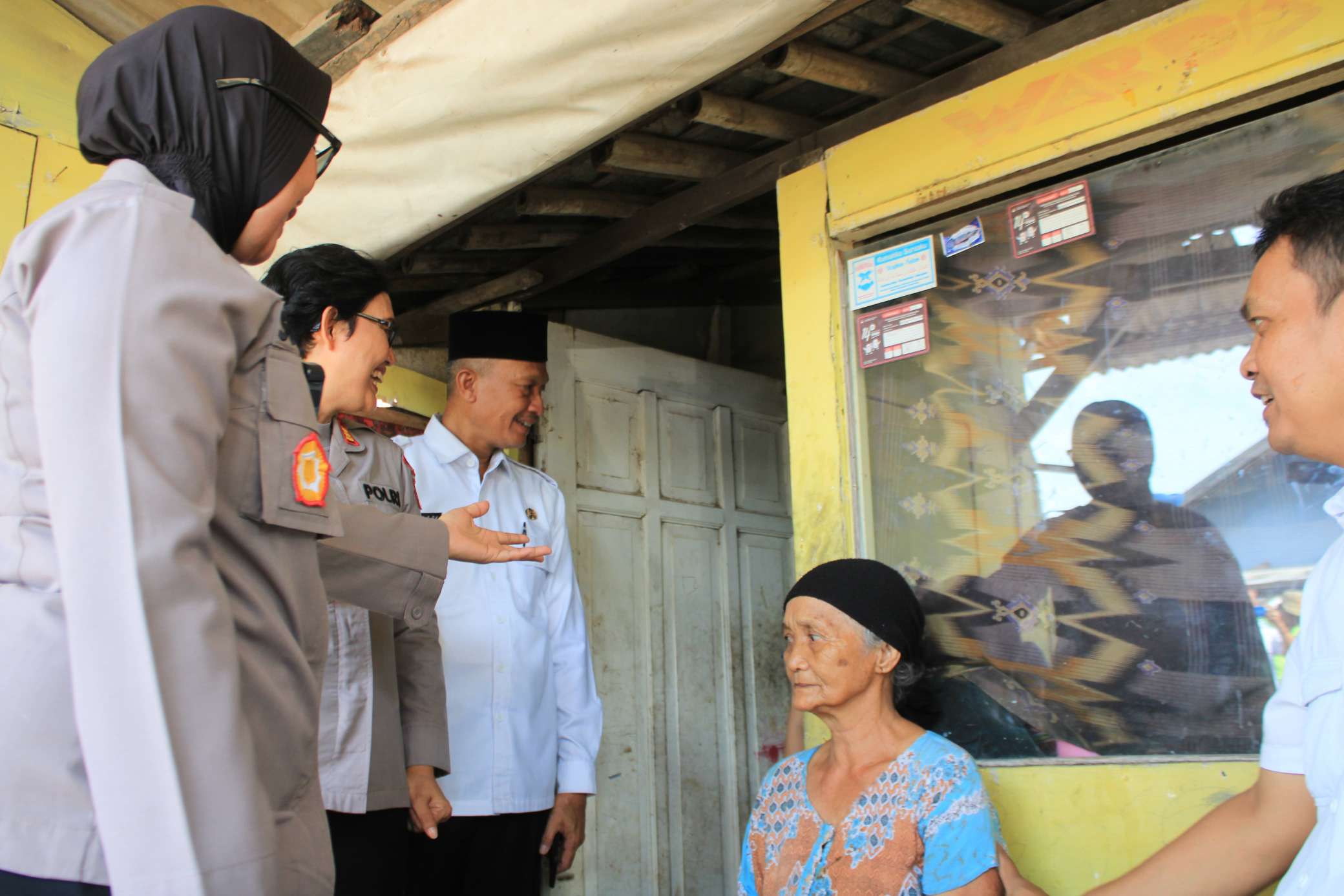 Kades Cibatu Apresiasi Program Bedah Rumah Polwan Polres Metro Bekasi