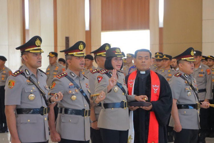 Kapolda Lampung Irjen Pol Helmi Santika S.H.S.I.K.M.Si Laksanakan Serah Terima Jabatan Kapolres dan Jajaran