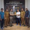 PSSI Kabupaten Bekasi Serahkan Piala Menpora RI Ke Kadisbudpora