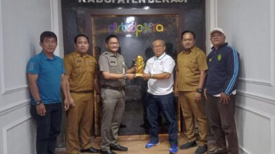 PSSI Kabupaten Bekasi Serahkan Piala Menpora RI Ke Kadisbudpora