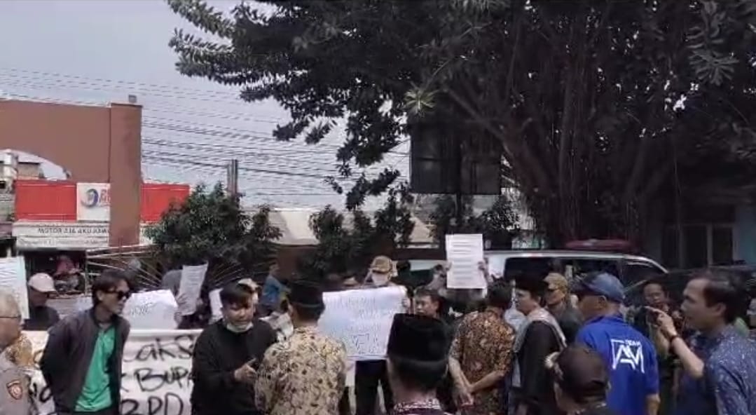 Aksi Demonstrasi Karang Taruna di Kantor Desa Sumberjaya Pertanyakan Musdes PAW