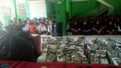 Sekretariat Forum Pondok Pesantren(FPP) Kabupaten Bekasi Distribusikan Makanan Jumat Berkah di Pondok Pesantren Al-baqiatussolihat Al-abadiyah Cibogo-Cibarusah