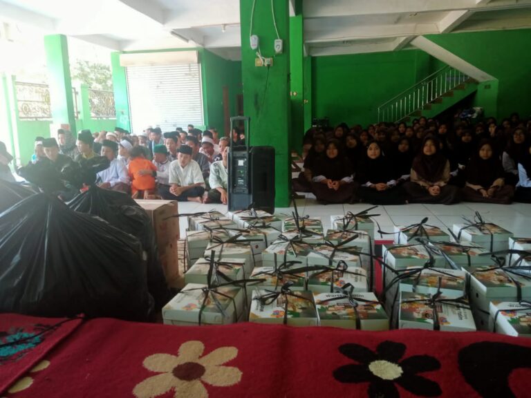 Sekretariat Forum Pondok Pesantren(FPP) Kabupaten Bekasi Distribusikan Makanan Jumat Berkah di Pondok Pesantren Al-baqiatussolihat Al-abadiyah Cibogo-Cibarusah