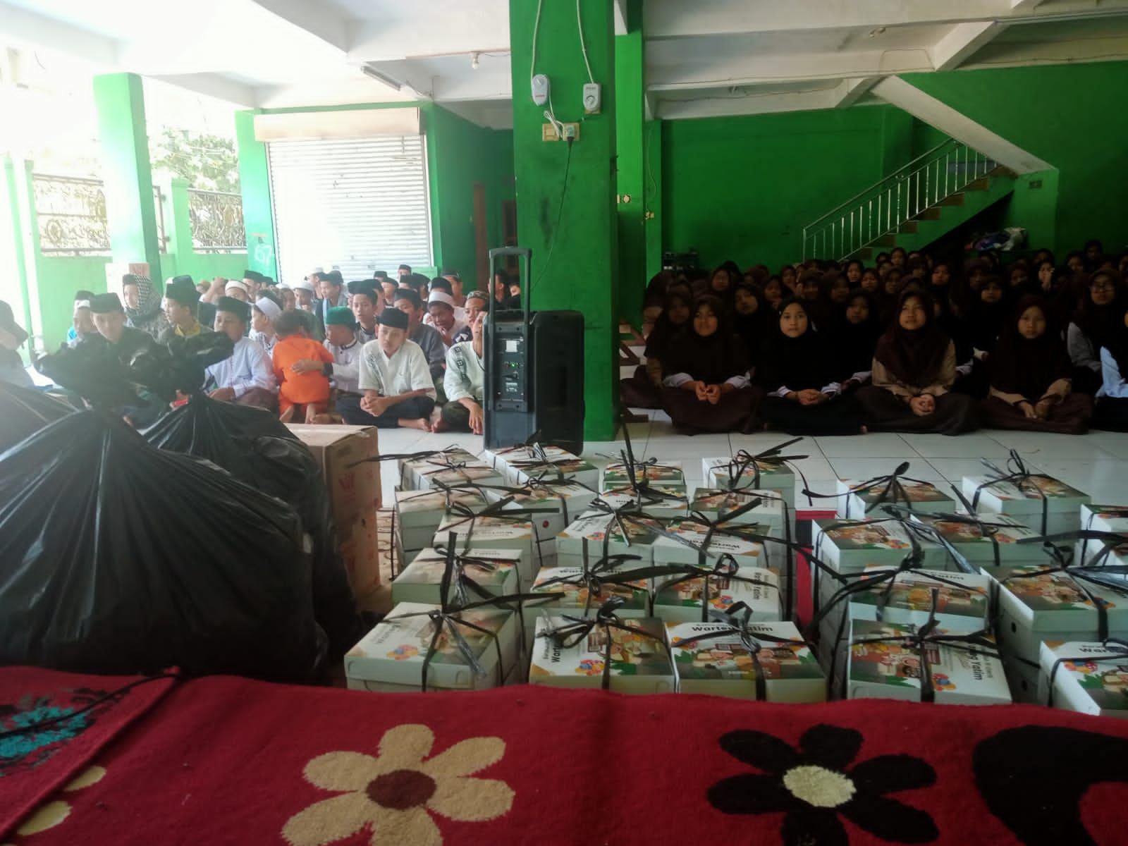 Sekretariat Forum Pondok Pesantren(FPP) Kabupaten Bekasi Distribusikan Makanan Jumat Berkah di Pondok Pesantren Al-baqiatussolihat Al-abadiyah Cibogo-Cibarusah