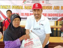 PMI Pasok Air ke Warga Klekean