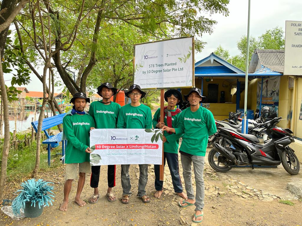 Penanaman pohon Mangrove diwakili oleh Mitra Petani setempat 