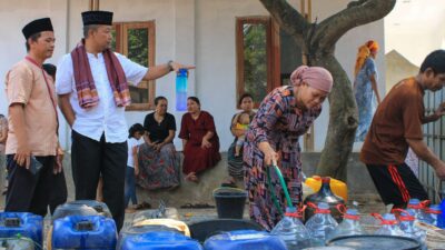 Diskominfosantik Salurkan Bantuan Air Bersih untuk Warga Kecamatan Serang Baru
