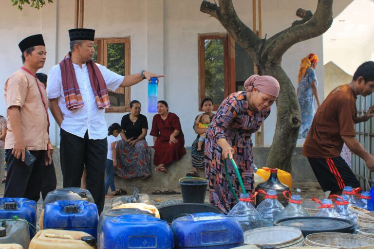 Diskominfosantik Salurkan Bantuan Air Bersih untuk Warga Kecamatan Serang Baru